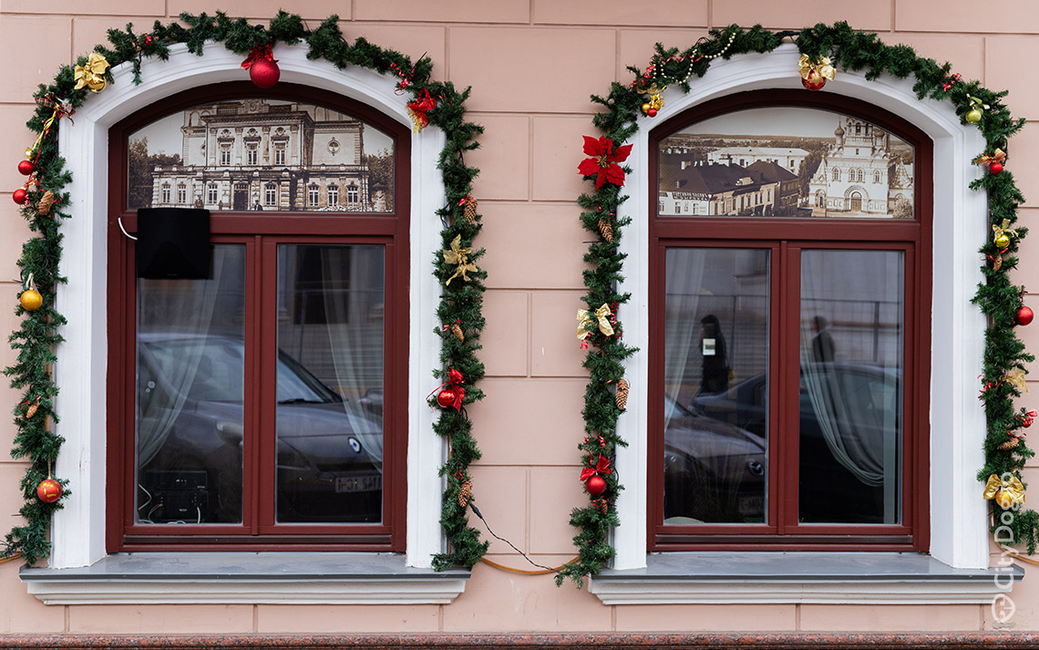 Ресторан «Пан Хмелю» на Интернациональной: новогодние гирлянды на окнах.